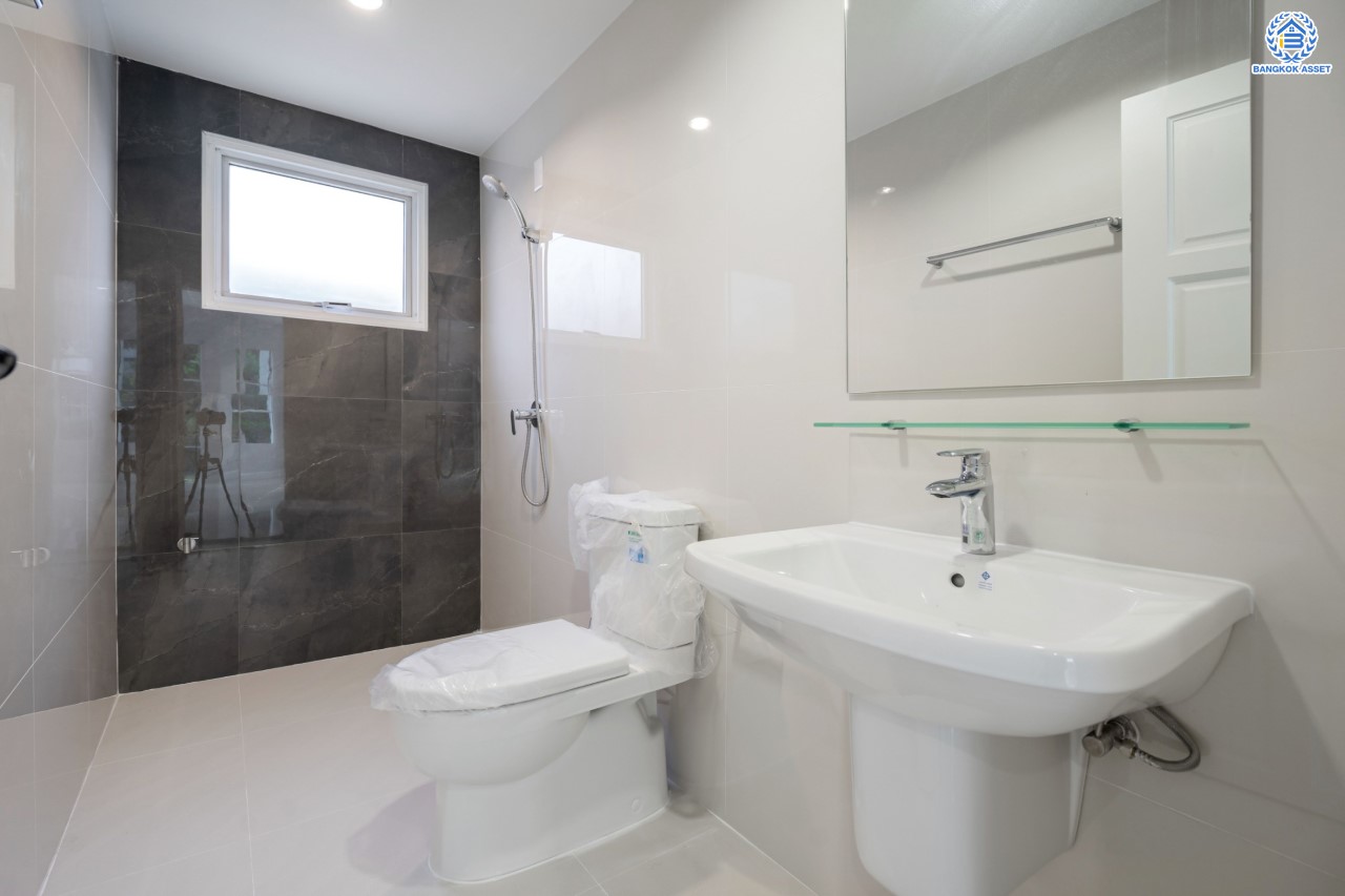 บ้านมือสองตกแต่งใหม่ ม.มัณฑนา นครอินทร์-พระราม5 หลังมุม เนื้อที่กว่า 57 ตร.ว. ฟังก์ชันจัดเต็ม 3 ห้องนอน 2 ห้องน้ำ จอดรถได้ 1 คัน พร้อม Living Room รองรับทุกความสุข ทำเลเดินทางสะดวก ใกล้ทางด่วน "ศรีรัช" และรถไฟฟ้า "สถานีบางรักใหญ่"